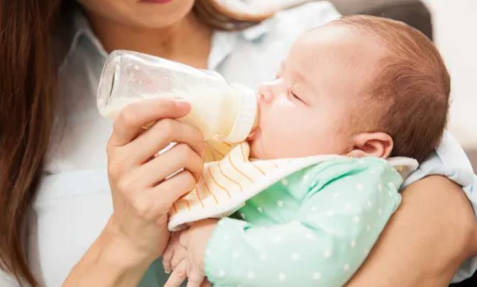 择新生儿奶粉需谨慎，母乳代替非首选